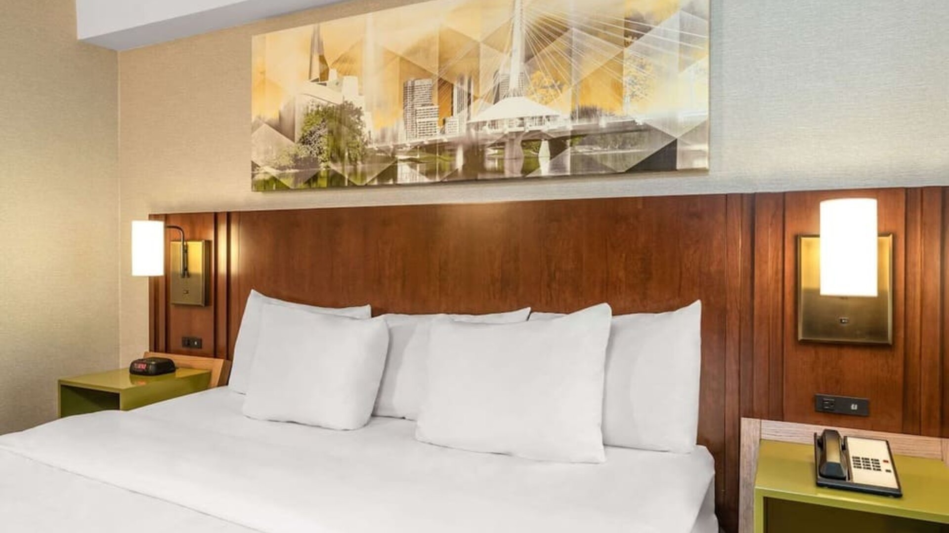 King bed at Comfort Inn Boucherville.