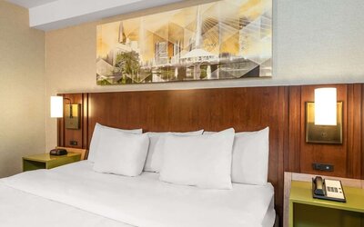 King bed at Comfort Inn Boucherville.