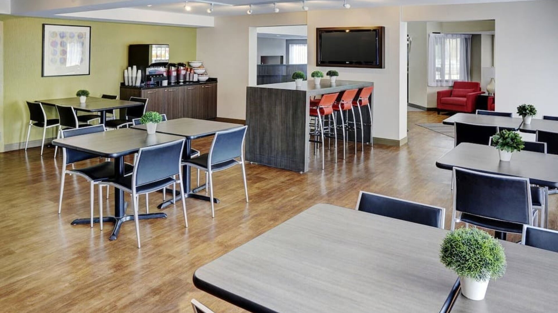 Dining area with comfortable seating perfect for co-working at Comfort Inn Boucherville.