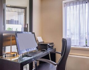 Business center with computer, printer and ergonomic chair at Comfort Inn Baie Comeau.
