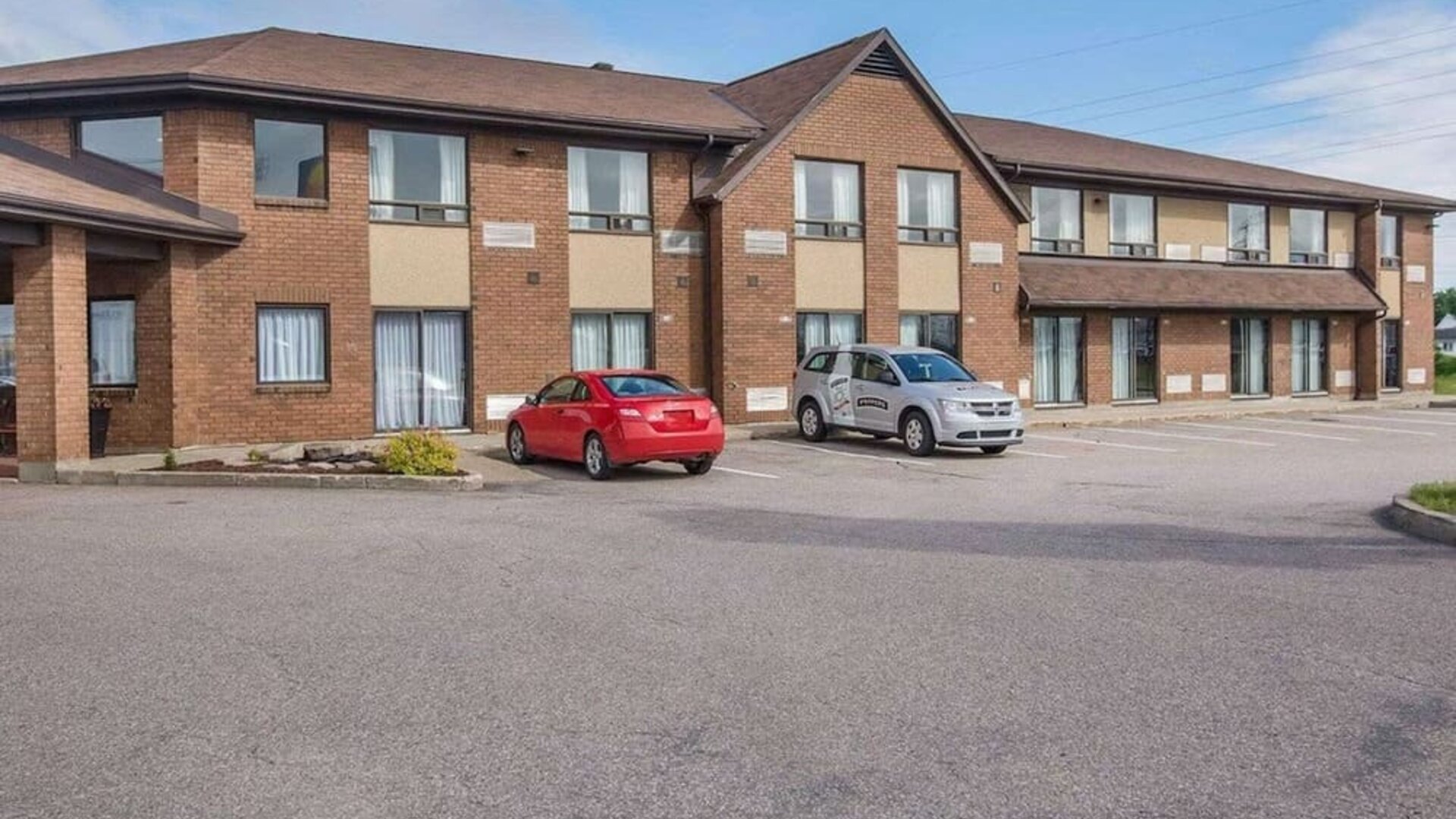 Hotel exterior and parking area at Comfort Inn Baie Comeau.