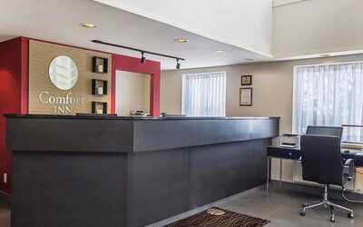 Hotel lobby with business desk with computer, printer and ergonomic chair at Comfort Inn Alma.
