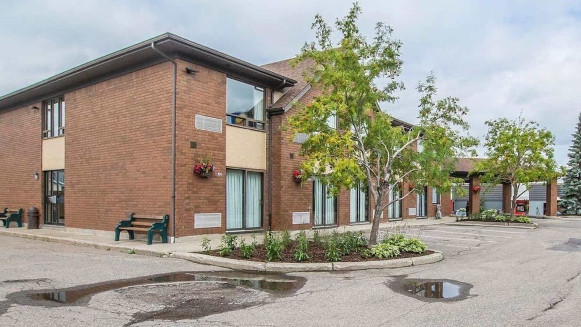 Hotel exterior and parking area at Comfort Inn Alma.