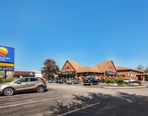 Hotel exterior and parking area at Comfort Inn Brantford.
