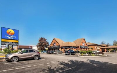 Hotel exterior and parking area at Comfort Inn Brantford.
