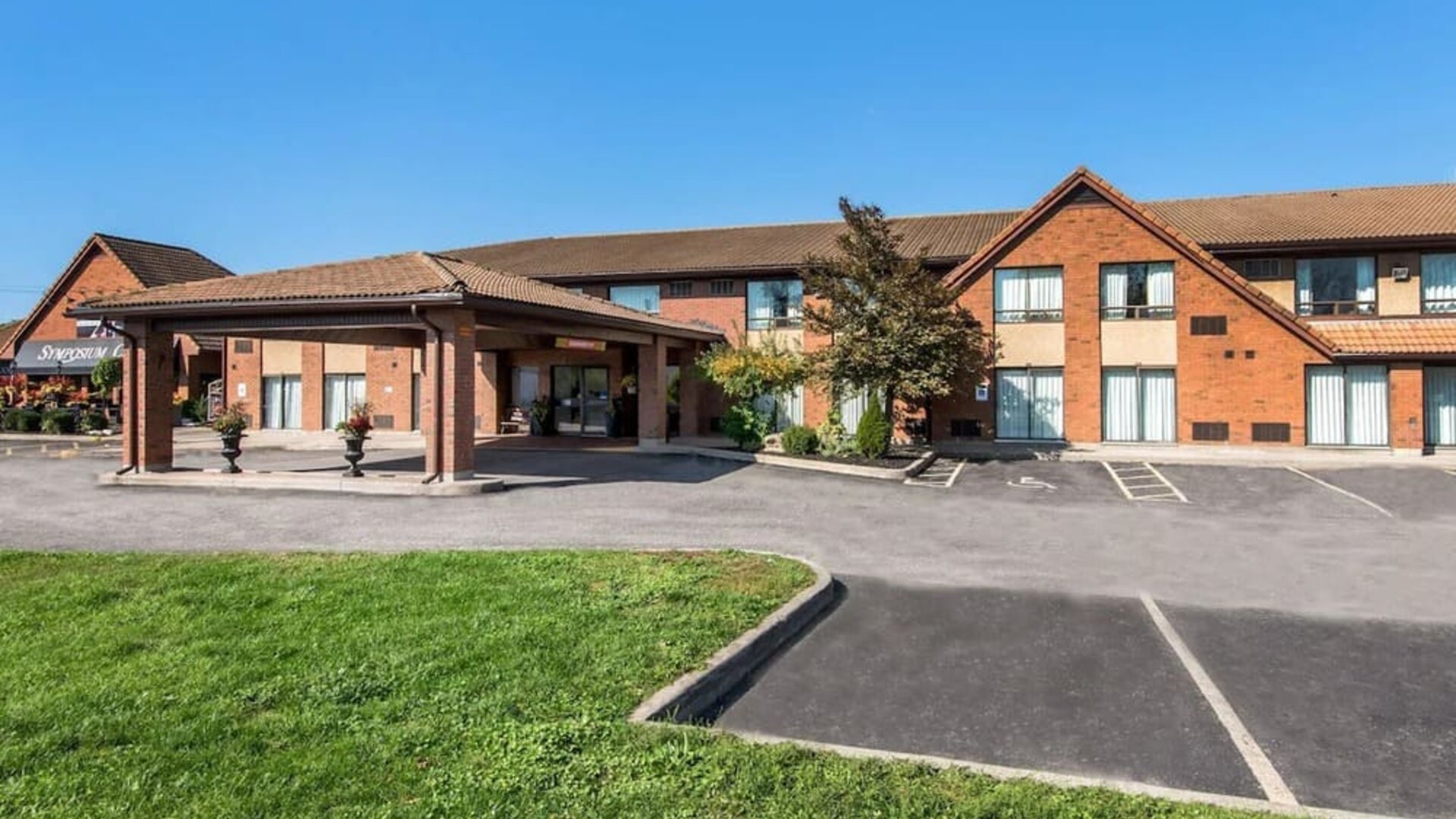 Parking area at Comfort Inn Brantford.