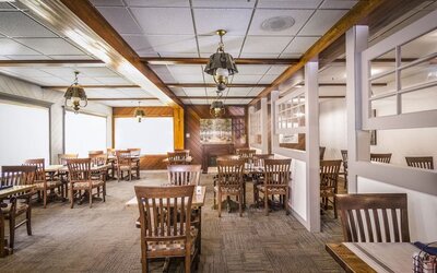 Restaurant area with comfortable seating, perfect for co-working at Mount Peyton Resort & Conference Center.