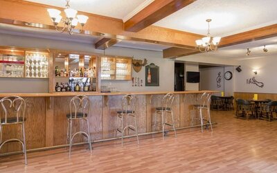 Hotel bar at Mount Peyton Resort & Conference Center.