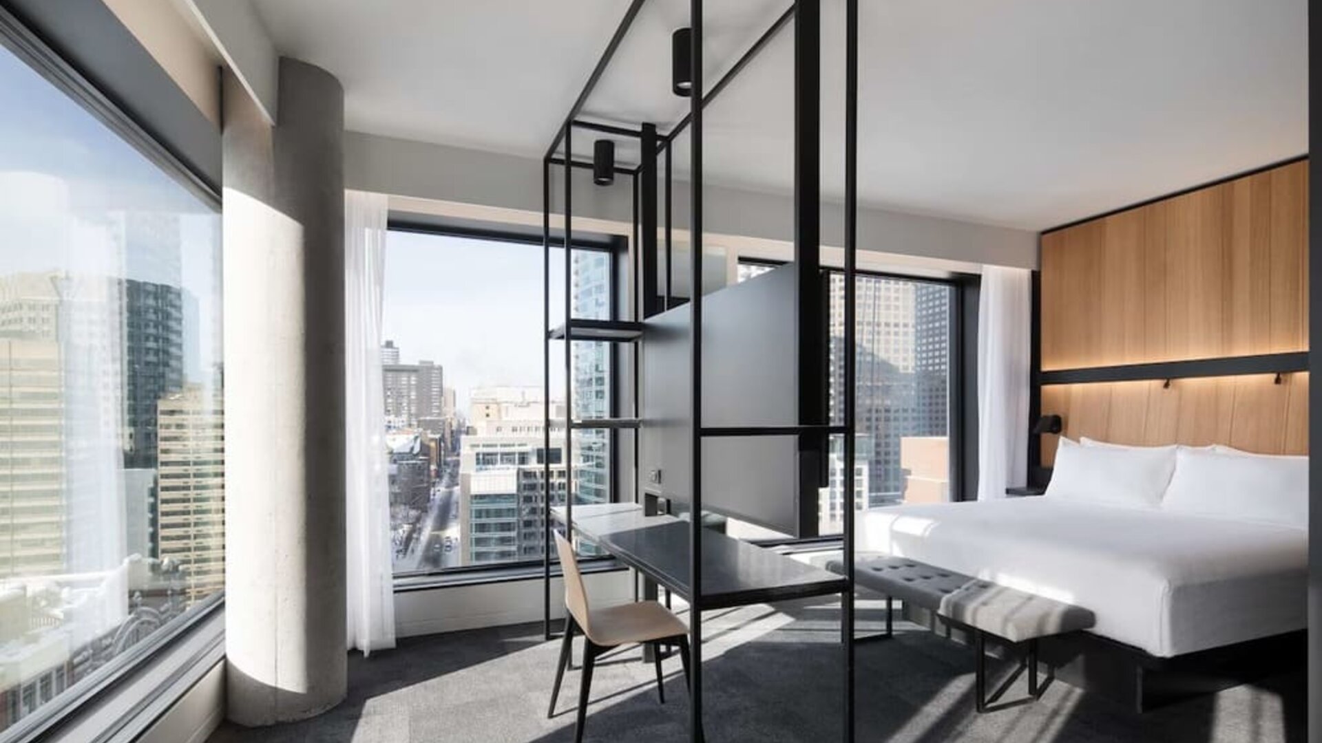 Day use room with TV, work desk and private bathroom at Hotel Monville - 295871.