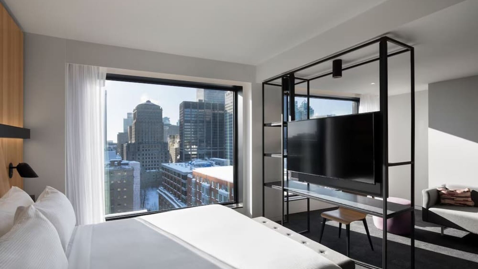 Day use room with TV, work desk and living area at Hotel Monville - 295871.