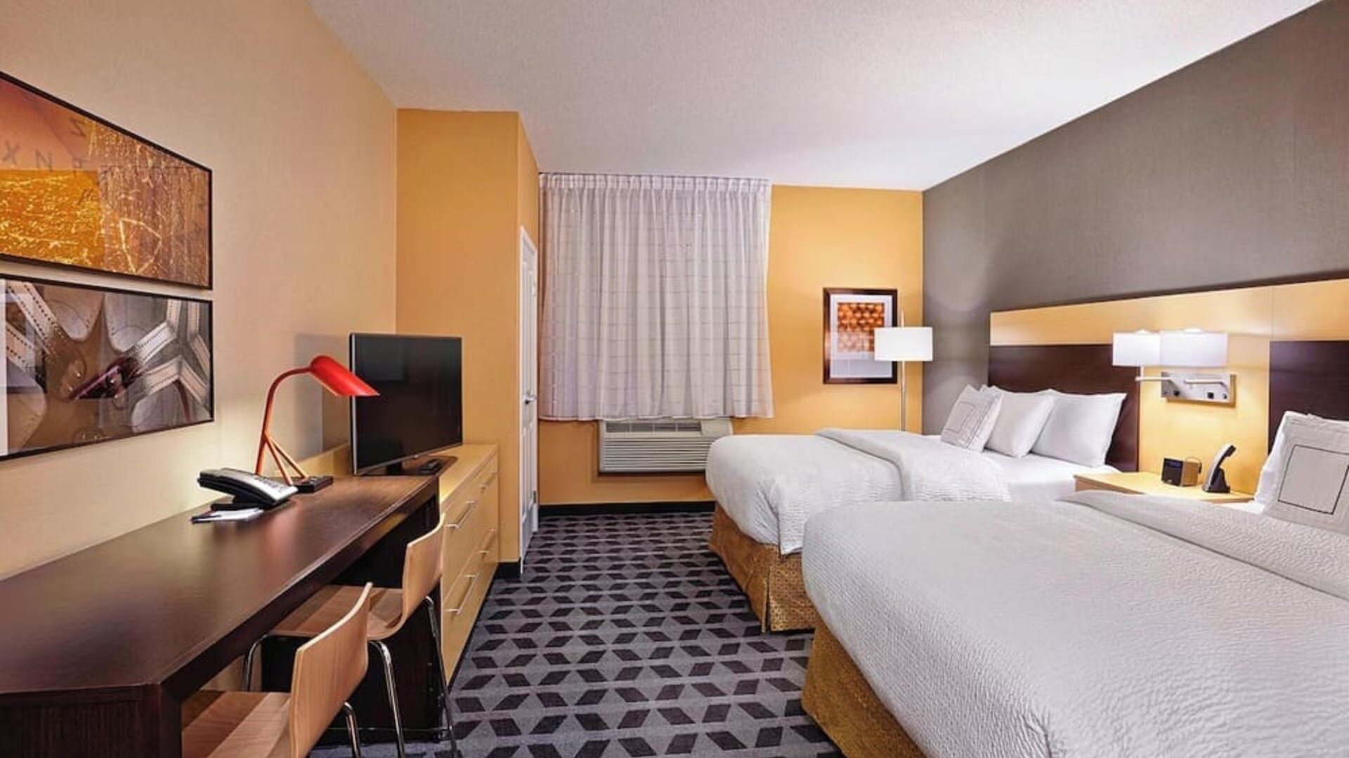 Day use twin room with work desk at TownePlace Suites By Marriott London.