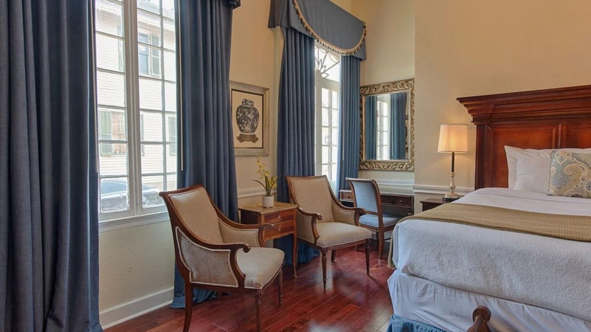 Day use room with natural light at Hotel St. Pierre.