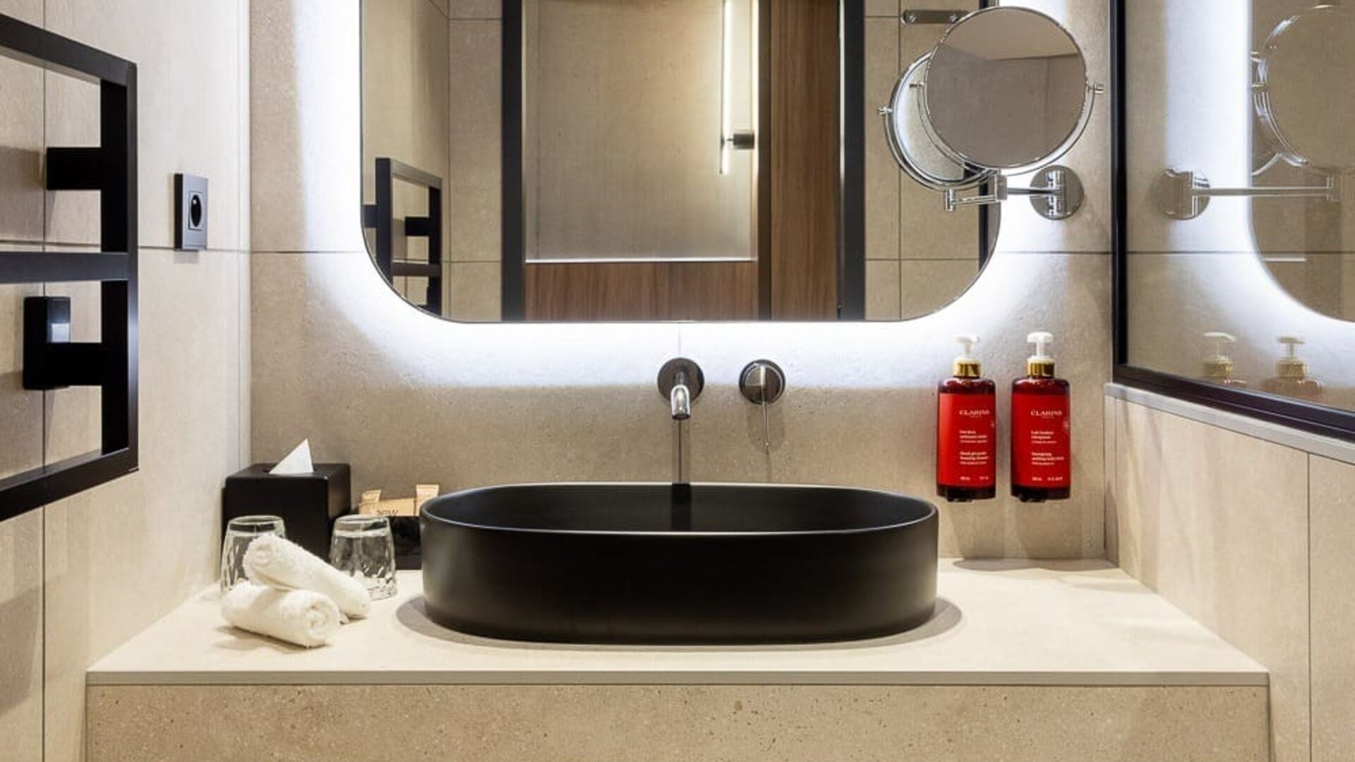 Guest bathroom at Pullman Lyon.