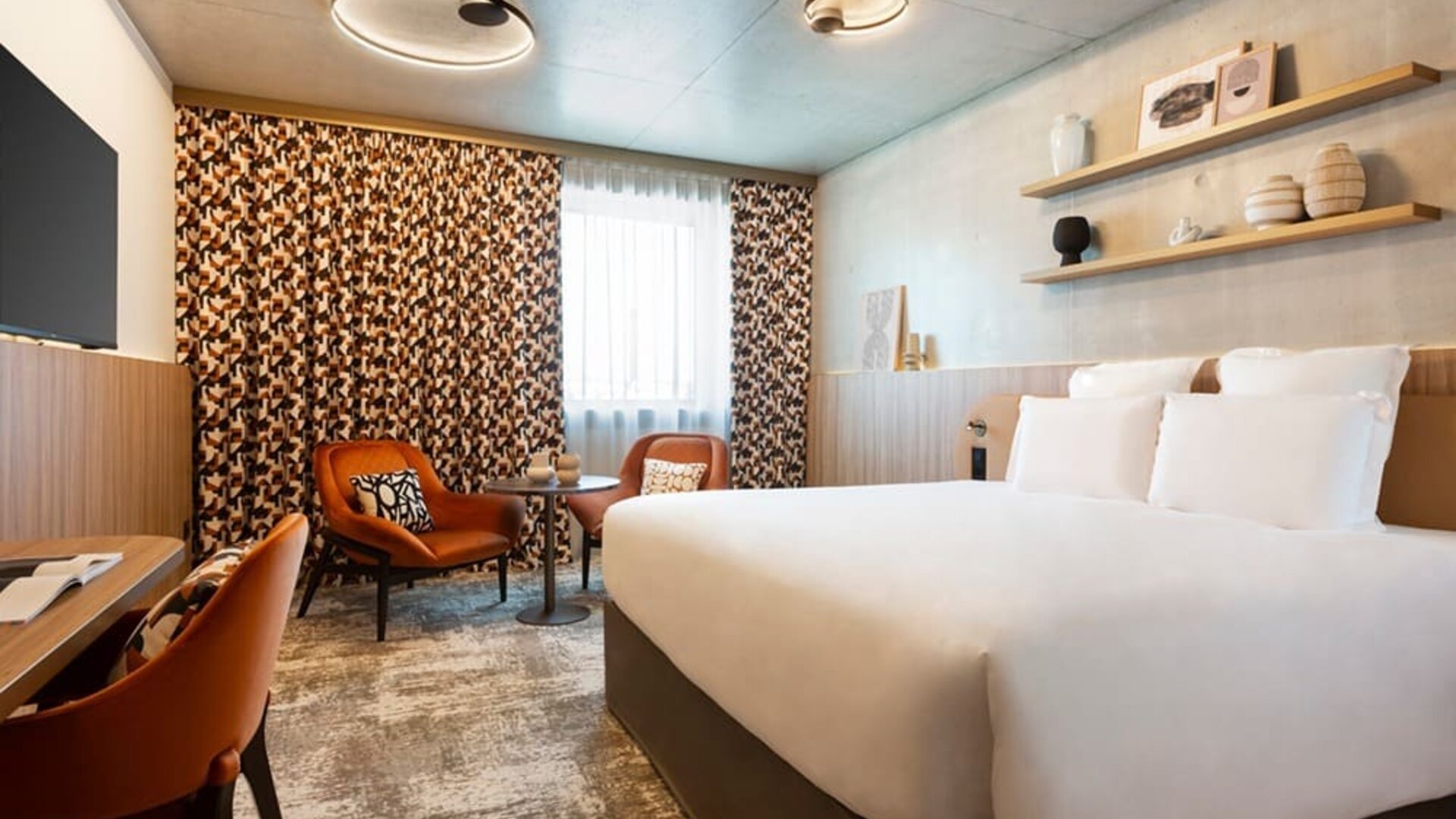 King room with TV at Pullman Lyon.