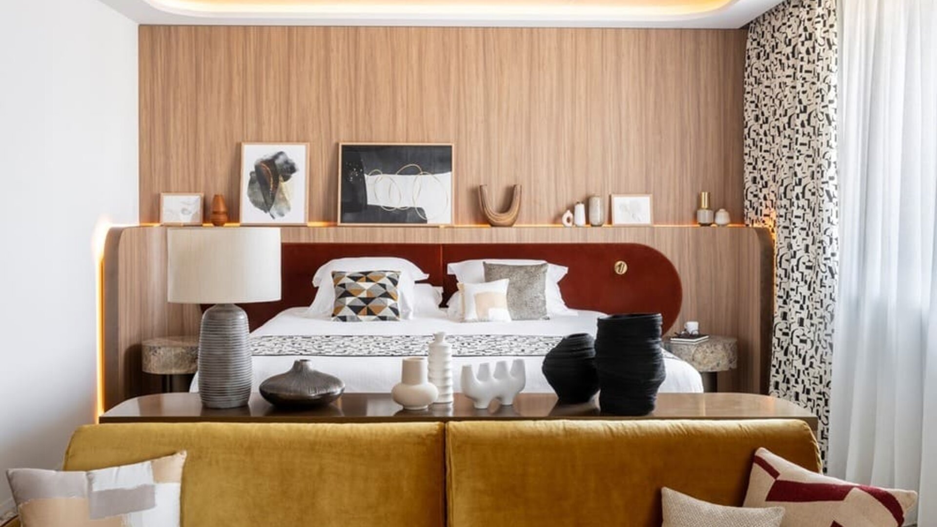 Romantic king room with lounge at Pullman Lyon.