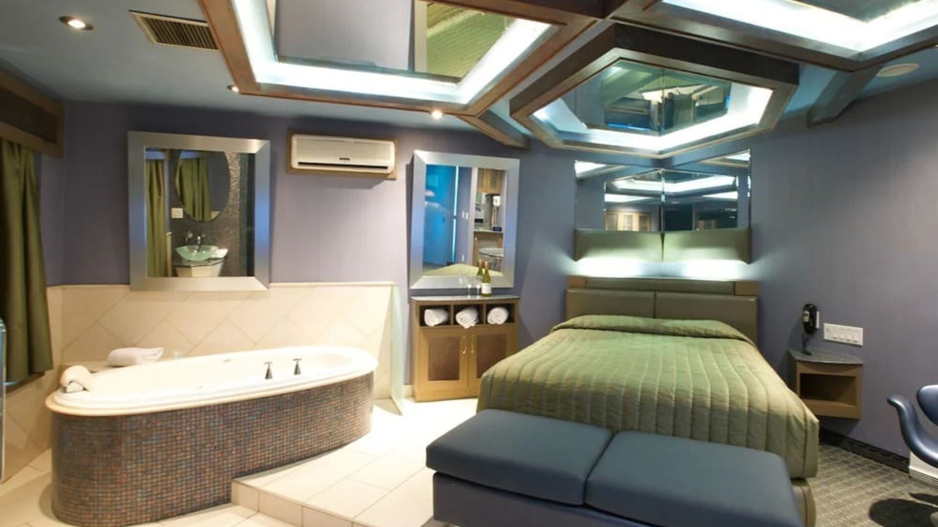 Day use suite with hot tub and work desk at Le Chabrol Hotel Et Suites.