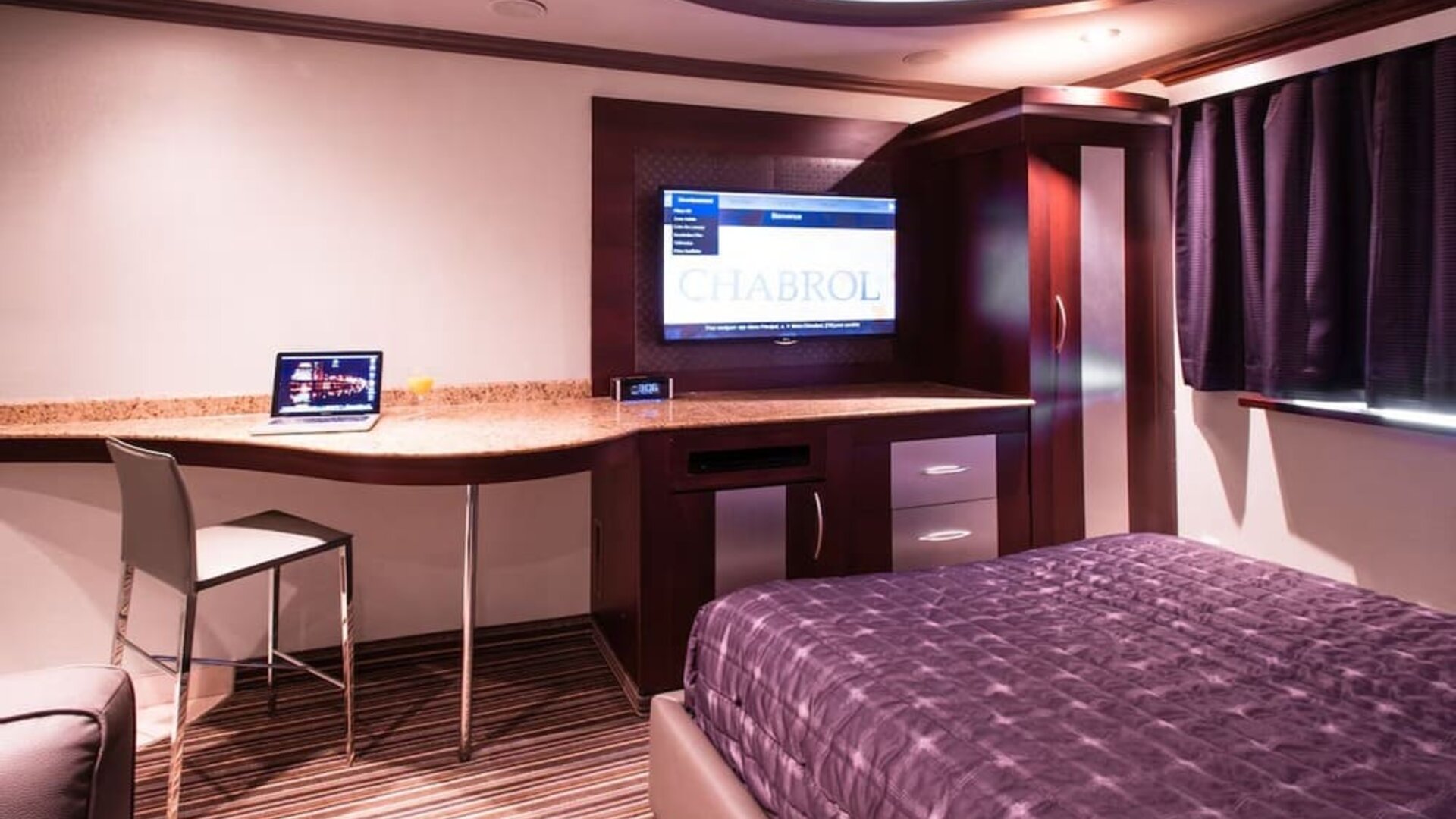 Standard day use room with work desk at Le Chabrol Hotel Et Suites.