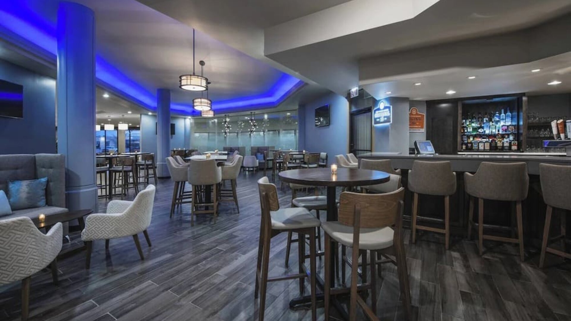 Hotel bar with lounge sitting at Delta Hotel By Marriott Regina.