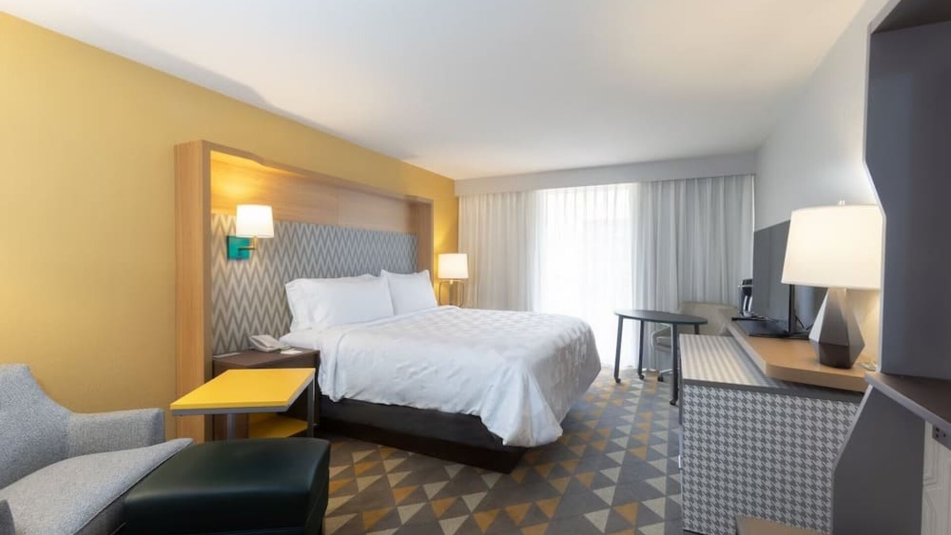 Day use room with natural light at Holiday Inn Orlando SW - Celebration Area.