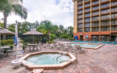 Spa tub and children's pool at Holiday Inn Orlando SW - Celebration Area.