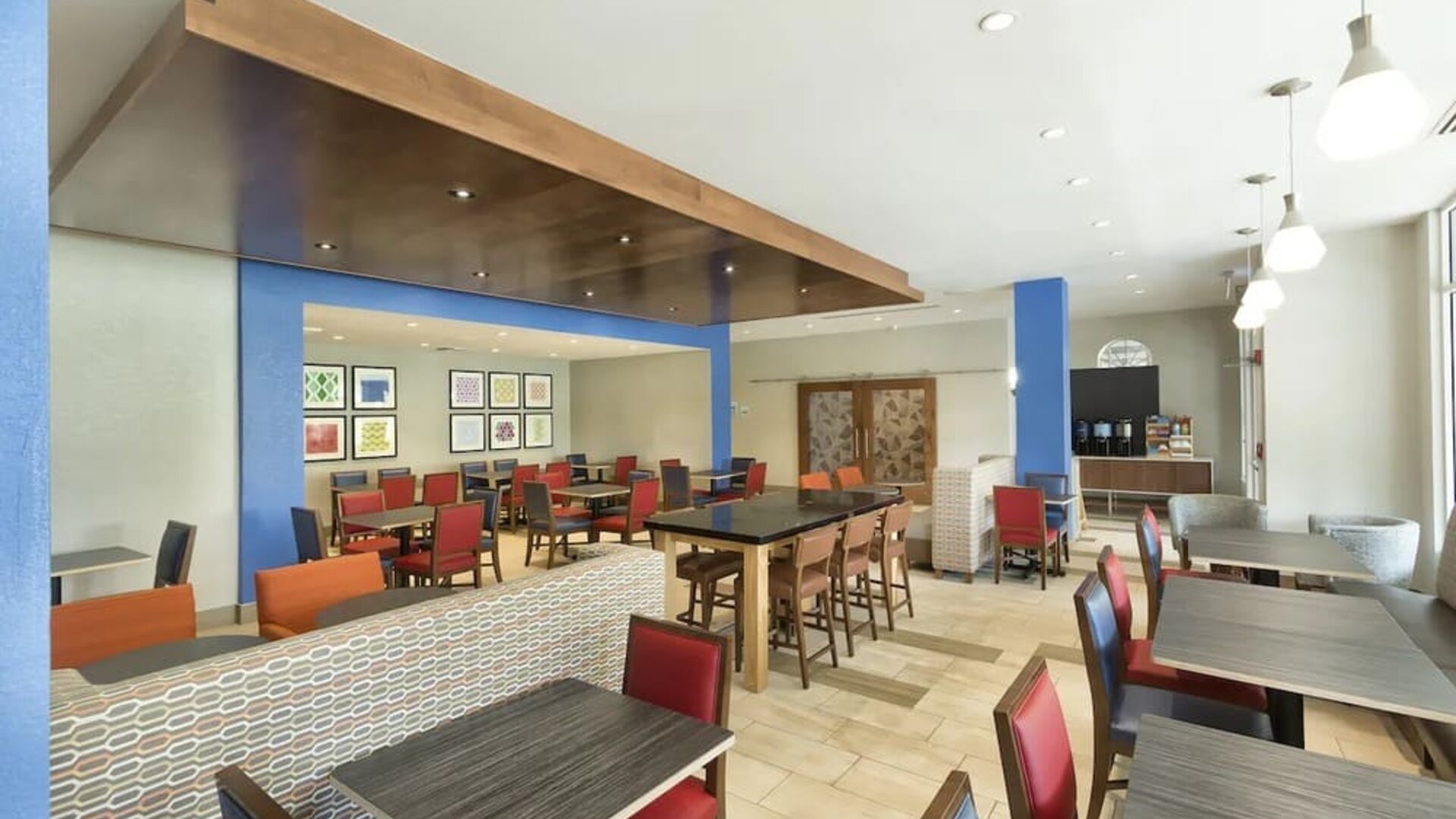 Dining area perfect for coworking at Holiday Inn Express & Suites S Lake Buena Vista.