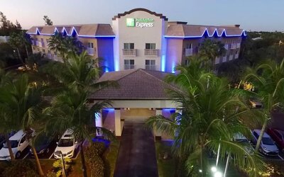 Hotel exterior at Holiday Inn Express & Suites Naples Downtown - 5th Avenue.