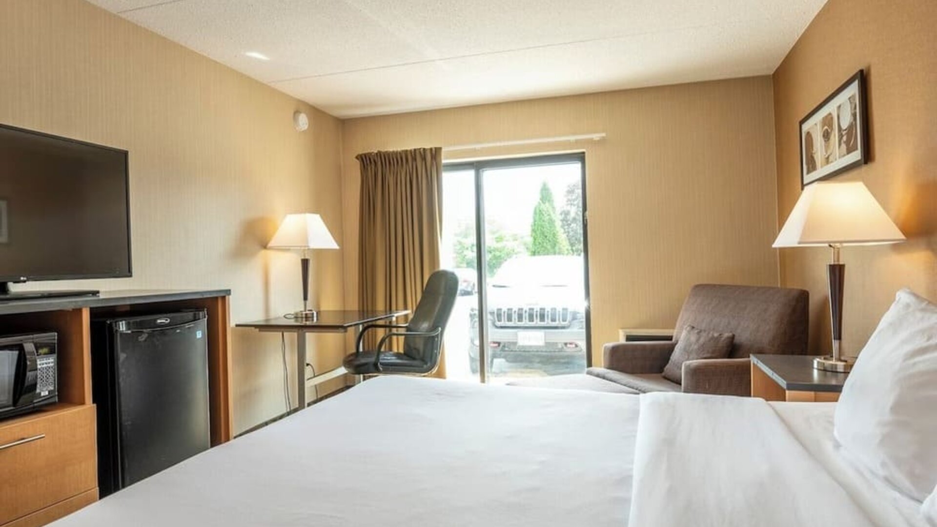 Day use room with work desk, TV and sofa at Comfort Inn Pembroke.