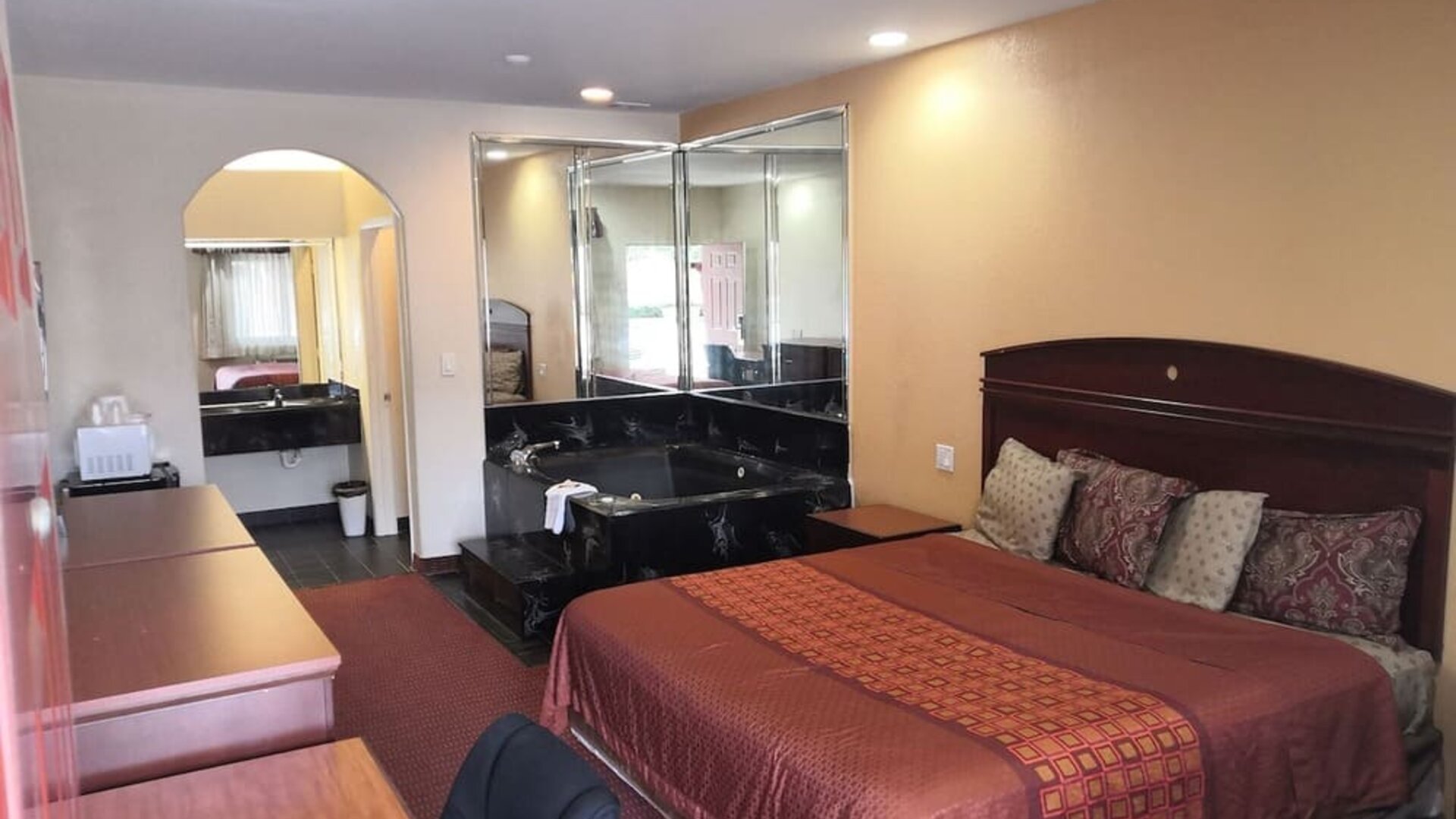 Day use room with bathtub at Scottish Inn & Suites.
