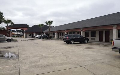 Free parking at Scottish Inn & Suites.