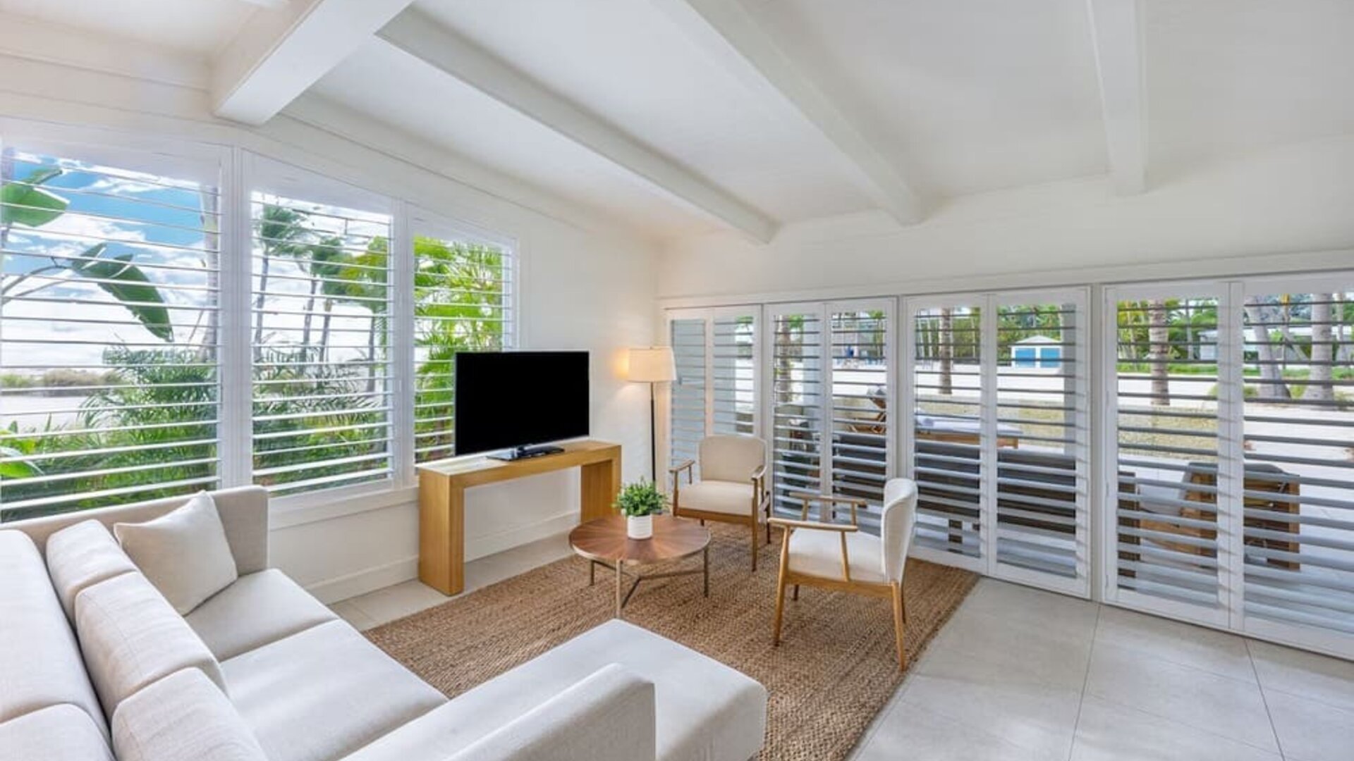 Lounge seating at Islander Resort Oceanside.