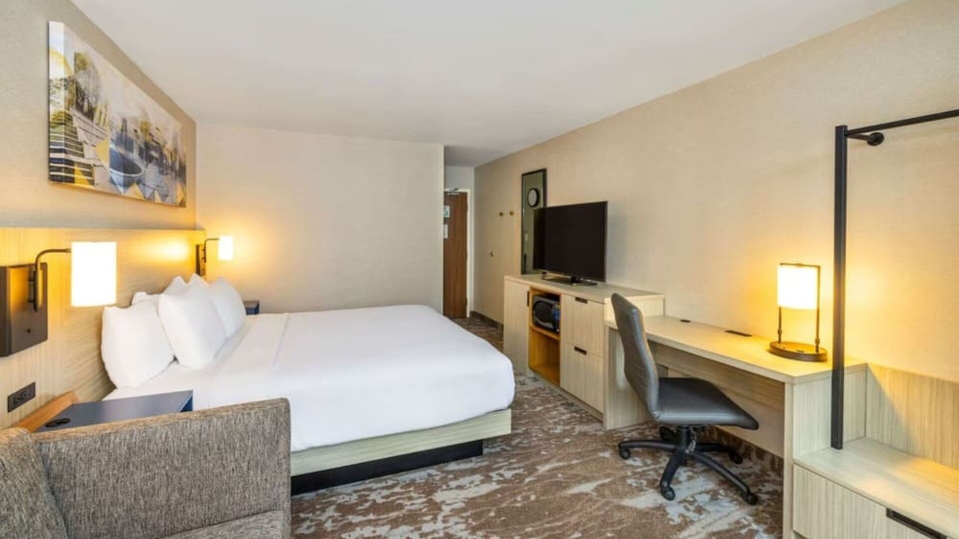 Standard day use room with work desk at Comfort Inn Gatineau.