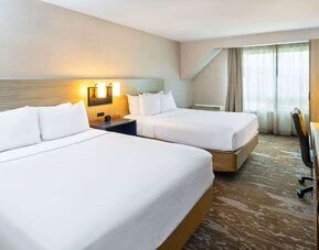 Day use twin room with work desk at Comfort Inn Gatineau.