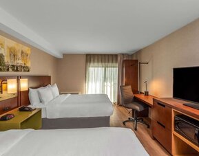 Day use twin room with work desk at Comfort Inn Winnipeg Airport.