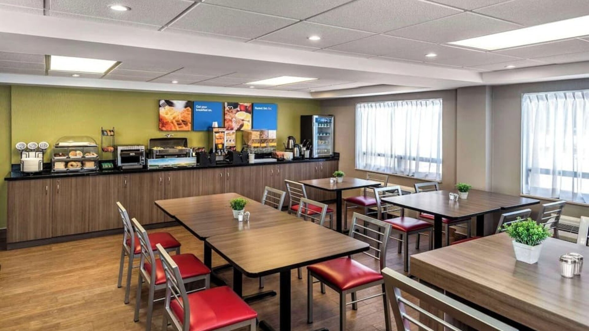 Dining area with comfortable seating perfect for co-working at Comfort Inn Sydney.