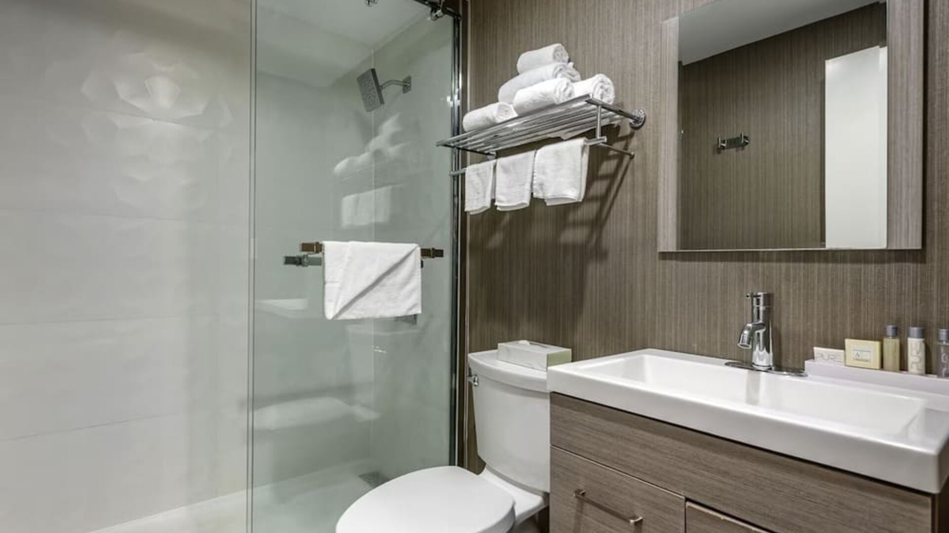 Guest bathroom at Amwell Suites Somerset Bridgewater.