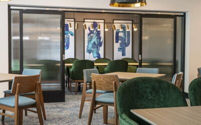 Dining area at Holiday Inn Kingston Waterfront.