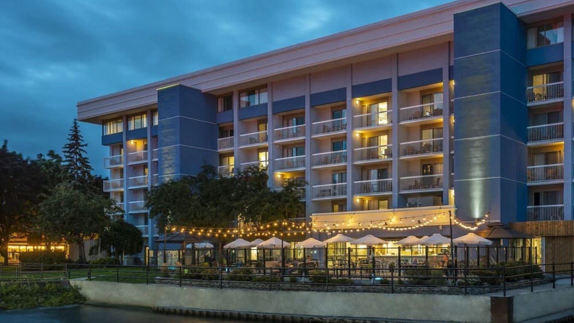 Hotel exterior at Holiday Inn Kingston Waterfront.