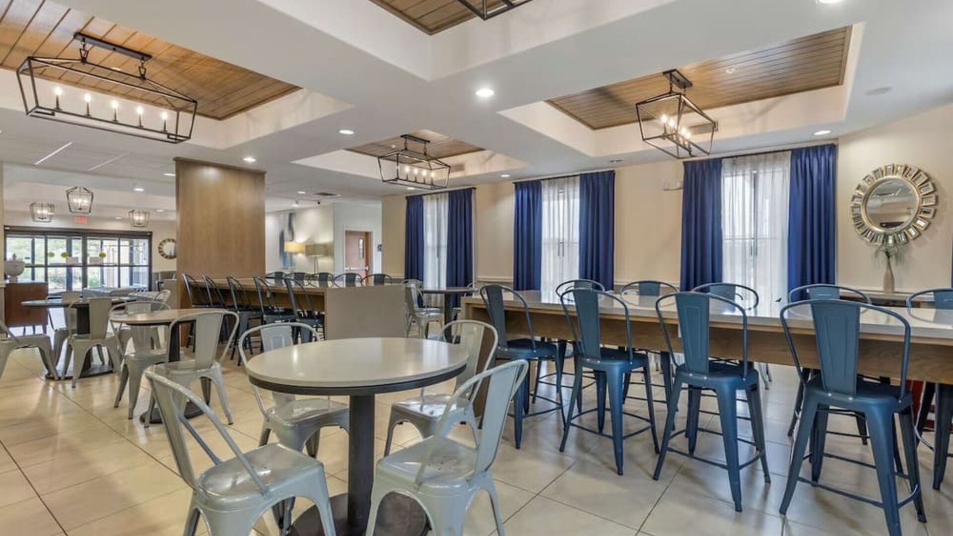 Dining area perfect for coworking at Best Western Sugar Land Inn.