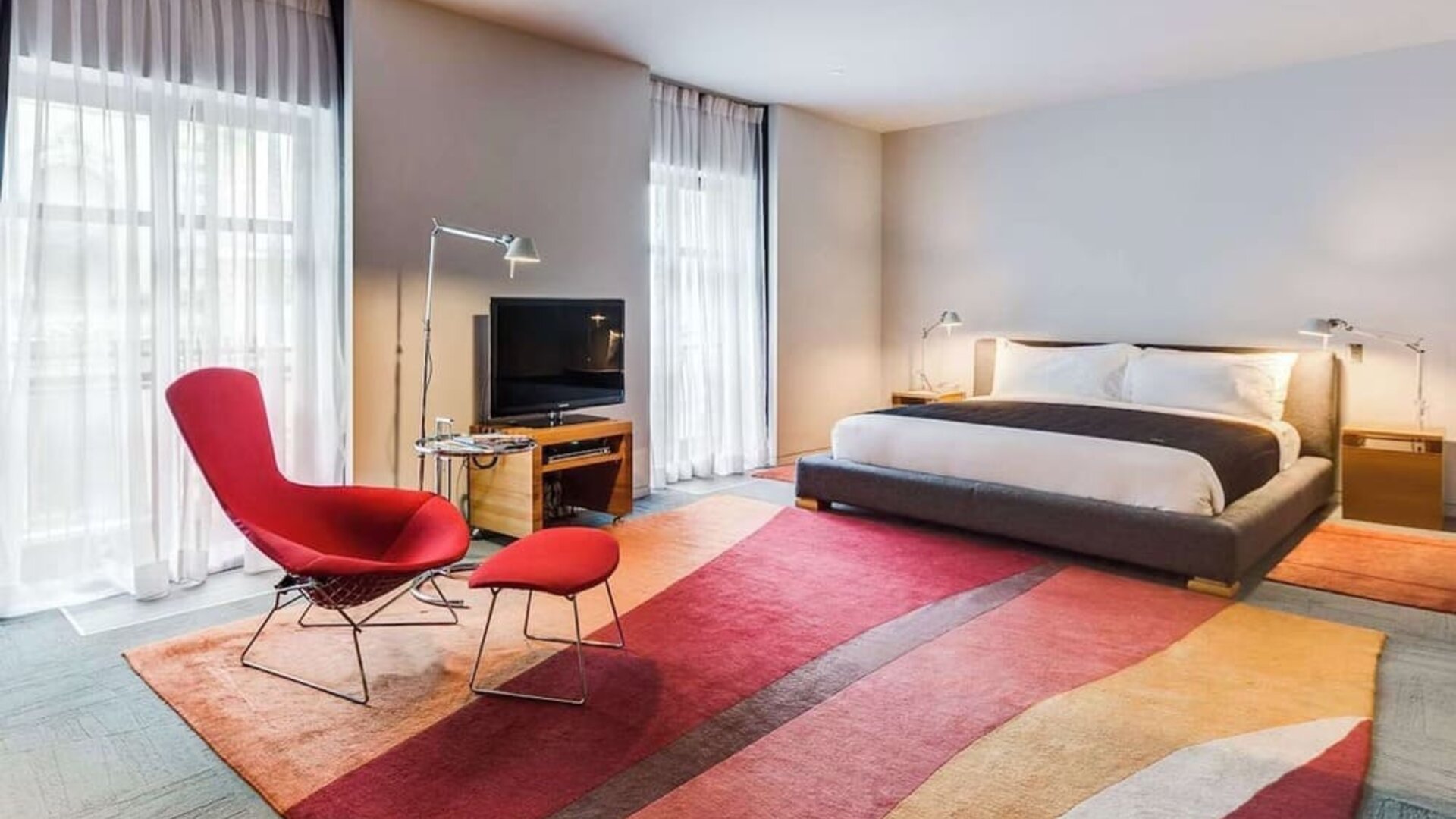 Bright and spacious day use room at Hotel Gault.