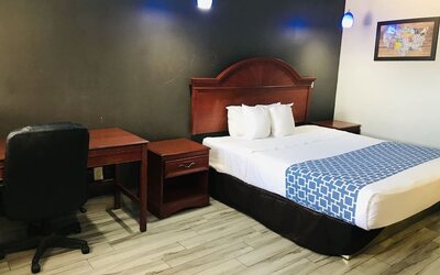 Day use room with work desk at Summit Inn Near Houston Medical Center-NRG Park.