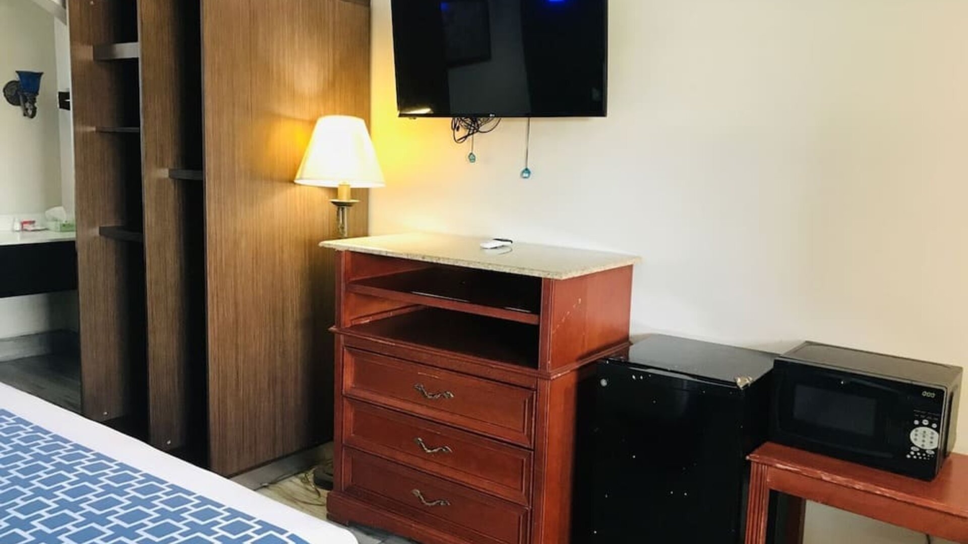 Day use room amenities include microwave and mini fridge at Summit Inn Near Houston Medical Center-NRG Park.