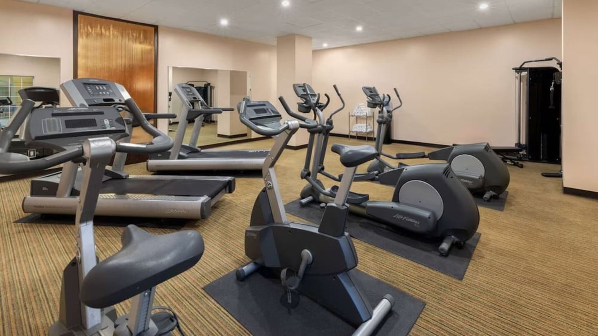 Fitness facility at La Quinta Inn & Suites San Antonio Medical Center NW.