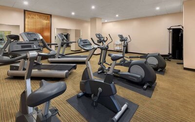 Fitness facility at La Quinta Inn & Suites San Antonio Medical Center NW.
