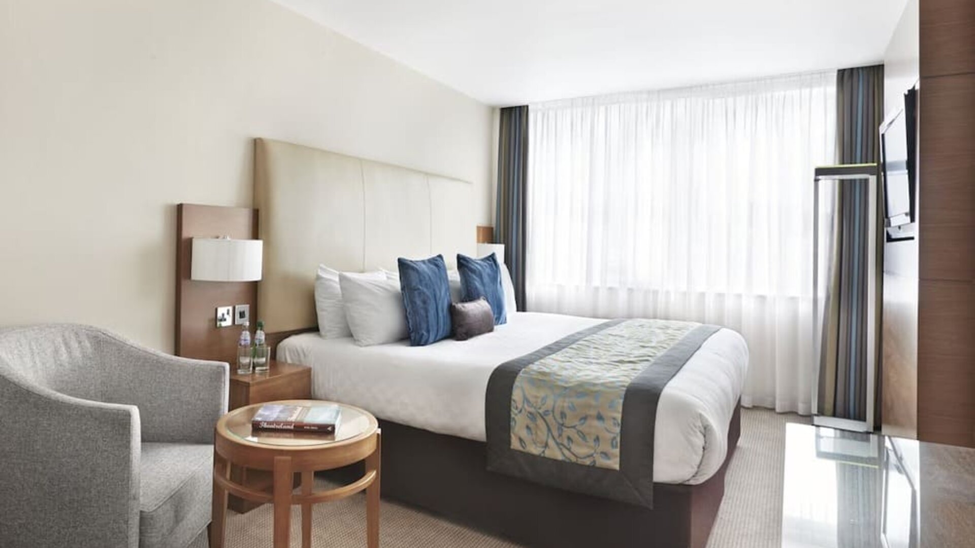 Standard day use room at Thistle Royal Trafalgar Square.