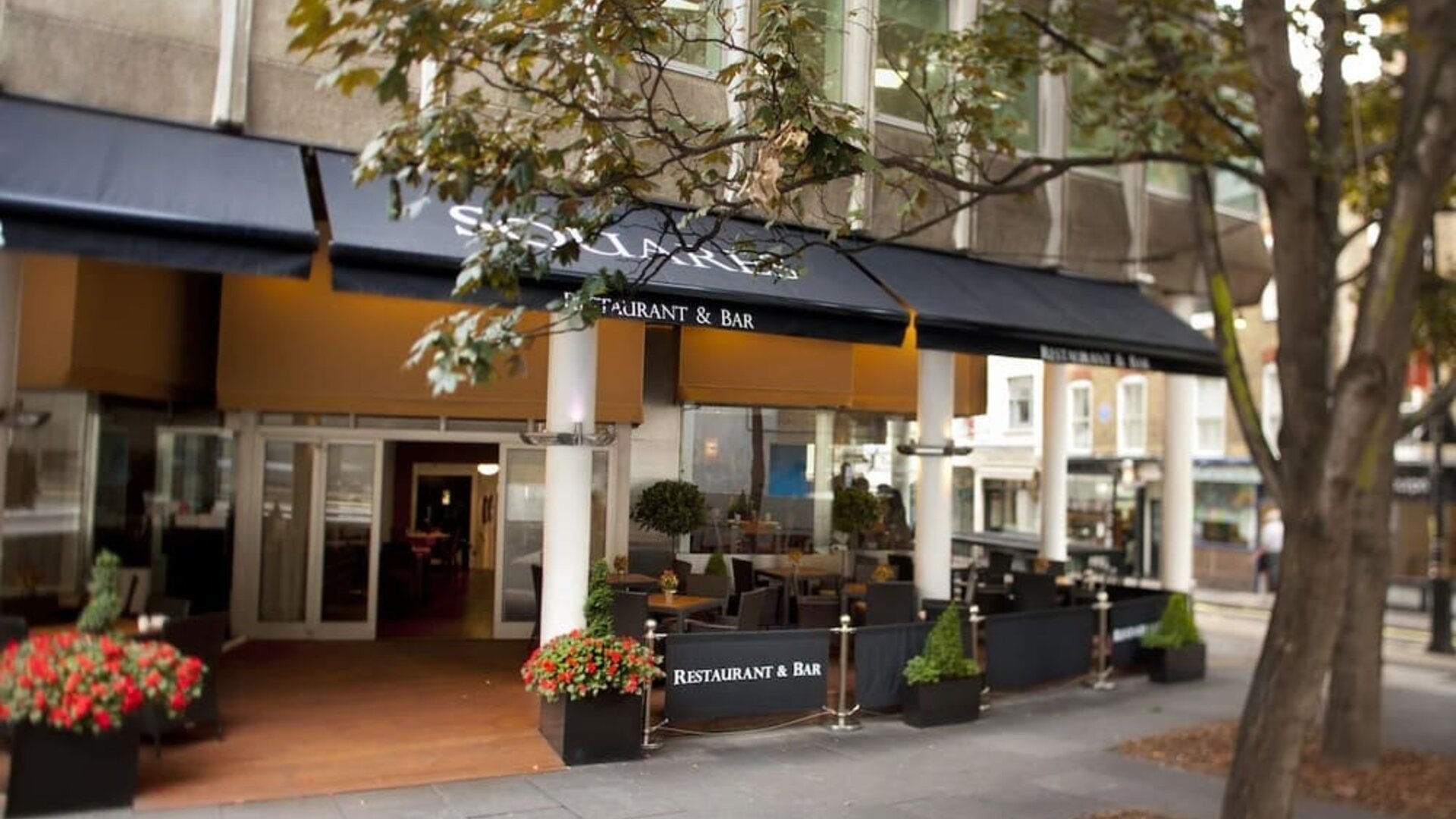 Hotel restaurant with outdoor sitting at Thistle Royal Trafalgar Square.