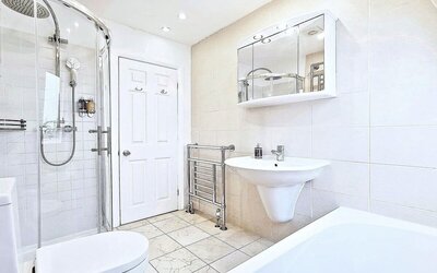 Guest bathroom with shower and tub at Hammersmith One.