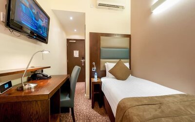 Day use room with TV, work desk and private bathroom at Mercure Hotel London Paddington.