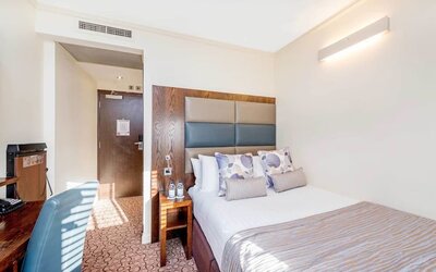 Standard day use room with work desk and private bathroom at Mercure Hotel London Paddington.