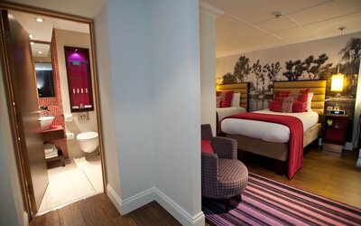 Day use twin room with private bathroom at Hotel Indigo London Paddington,