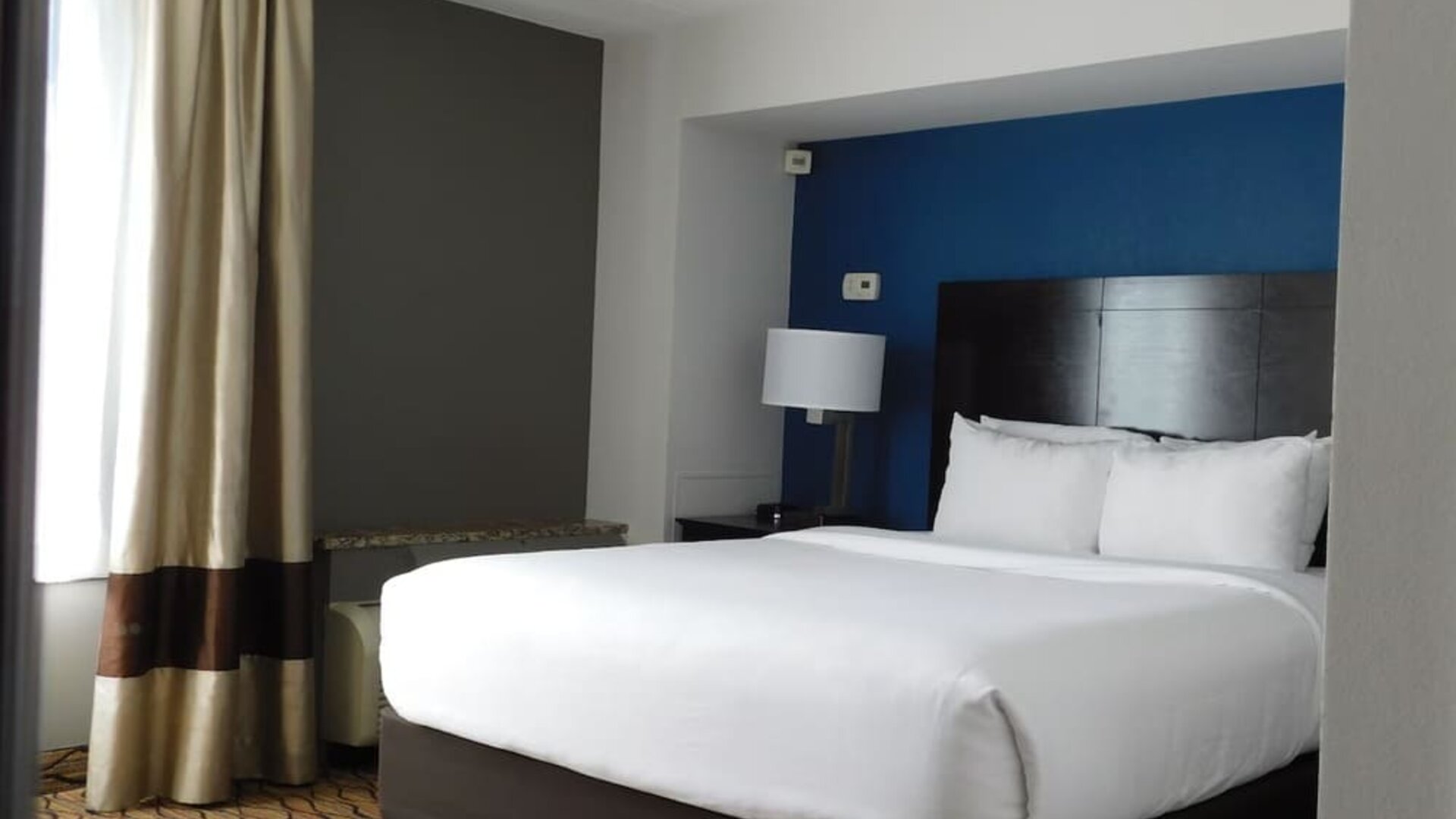 Day use room with natural light at Comfort Inn & Suites Glen Mills – Concordville.